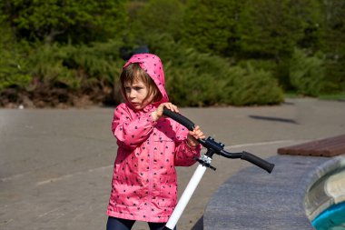 İki tekerlekli açık motorlu hafif bir araç. Sürücü, kapalı bir motorun üzerinde birlikte oturur.