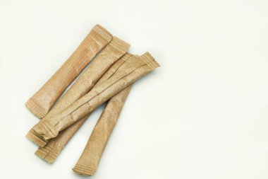 Şeker kamışı ve şeker pancarı gibi çeşitli bitkilerden elde edilen tatlı kristal bir madde.