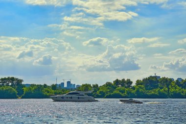 Bir gemi, gemi ya da başka bir gemiyi sürüklemek ve rüzgarı yakalamak için bir direğe uzanan bir madde parçası.