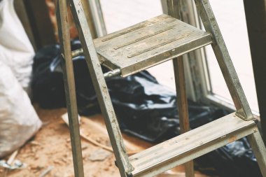 Düz basamaklı ve küçük platformlu kısa katlanmış bir merdiven.