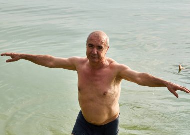 Uzuvları kullanarak kendini suya itme sporu ya da aktivitesi