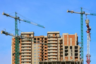 Ağır nesneleri yansıtan bir koldan ya da kirişten askıya almak için kullanılan büyük, uzun bir makine