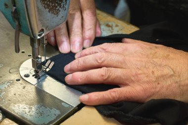 Mesleği takım elbise, pantolon gibi takım elbise dikmek olan biri.