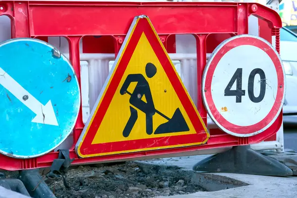 yol kullanıcılarına bilgi ya da talimat veren bir işaret, şehir trafiği