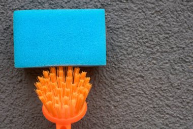 Bir sünger ya da bir tutamağa bağlı kalın iplerden oluşan bir araç