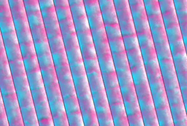 Bir şeyi daha çekici göstermek için kullanılan ama genellikle pratik bir amacı olmayan bir şey, özellikle de küçük bir nesne.