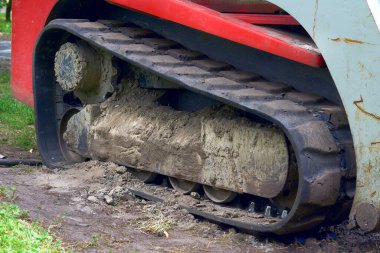 Traktör, tank vb. tekerlere yerleştirilmiş geniş bir zincir. Aracın ülke çapındaki yeteneğini geliştirmek için.