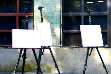 Bir sanatçının çalışmasını resim yaparken veya çizilirken tutmak için kendini destekleyen ahşap bir çerçeve.