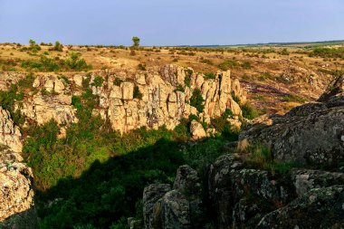 Derin bir vadi, genellikle içinden bir nehir akan bir vadi..