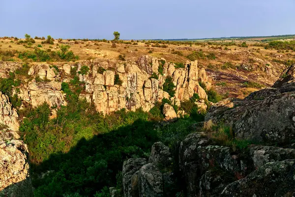 Derin bir vadi, genellikle içinden bir nehir akan bir vadi..