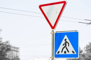 Güvenli taşıma için yol kullanıcılarına bilgi ya da talimat veren bir işaret