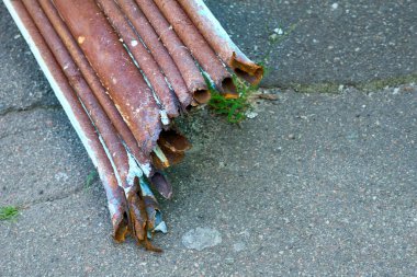 Artık var olmayan ya da onarılamayan bir şeye çok fazla zarar verme eylemi ya da süreci