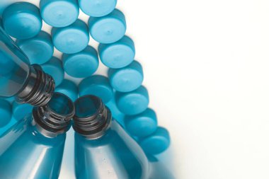 Genellikle cam ya da plastikten yapılmış ve içki ya da diğer sıvıları depolamak için kullanılan dar bir boyuna sahip bir kap.