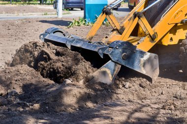 mekanik güç kullanan ya da uygulayan ve her birinin belirli bir fonksiyonu olan birkaç parçaya sahip bir aygıt.