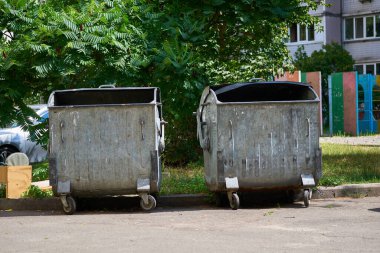 Kağıt, kutu ve şişe gibi çöpler halka açık ya da halka açık bir yerde bırakılır.