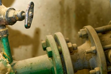 Sıvı veya hava geçişini kontrol etmek için bir aygıt, boru, kanal vs.