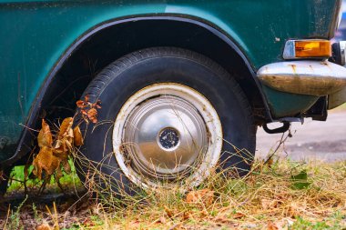 Genellikle, eski moda ya da geleneksel olan birine veya bir şeye atıfta bulunmak için kullanılır.