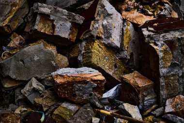 bir kapı ya da pencereyi takmak için sokete kayan bir çubuğu güçlendirme veya güçlendirme işlemi