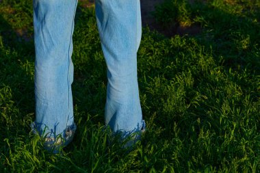 Gayri resmi giyinmek için kot pantolon ya da diğer pamuk kumaştan yapılmış sert pantolonlar giyiyor.