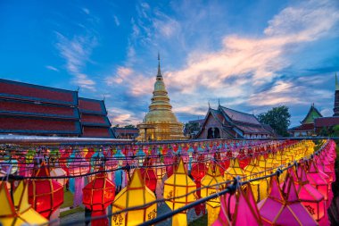 Lamphun Fener Festivali, Tayland, Lamphun 'daki Hariphunchai Tapınağı' nın Budist ibadeti. Loi Krathong 'da ya da Yi Peng Festivali' nde Lanna lambasının ışığı