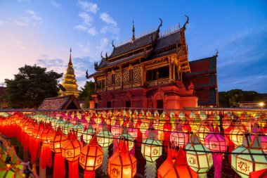 Lamphun Fener Festivali, Tayland, Lamphun 'daki Hariphunchai Tapınağı' nın Budist ibadeti. Loi Krathong 'da ya da Yi Peng Festivali' nde Lanna lambasının ışığı