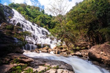 Mae Ya şelalesi Doi Inthanon Ulusal Parkı 'nın en ünlü şelalesidir, Chiang Mai, Tayland. Tayland 'ın en çok ziyaret edilen turistik yerlerinden biri.