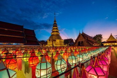 Lamphun Fener Festivali, Tayland, Lamphun 'daki Hariphunchai Tapınağı' nın Budist ibadeti. Loi Krathong 'da ya da Yi Peng Festivali' nde Lanna lambasının ışığı