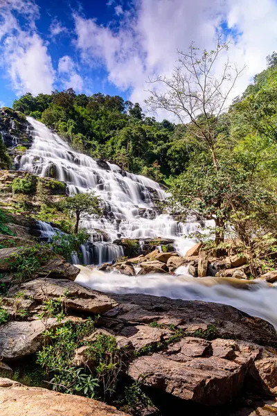 Mae Ya şelalesi Doi Inthanon Ulusal Parkı 'nın en ünlü şelalesidir, Chiang Mai, Tayland. Tayland 'ın en çok ziyaret edilen turistik yerlerinden biri.