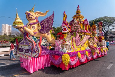 CHIANG MAI, THAILAND - FEBRUARY 04 , 2023  : A car decorated with fresh flowers in the parade of the 46th Chiang Mai Flower Festival moving through Nawarat Bridge Chiang Mai,Thailand.