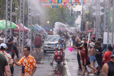 CHIANG MAI, THAILAND - 15 Nisan 2023: Tayland halkı ve turist Chiang mai Songkran festivali, Tayland.