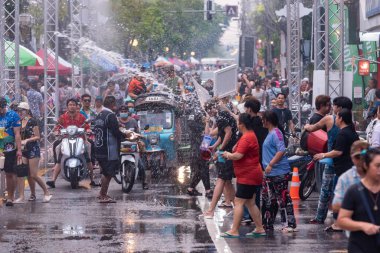 CHIANG MAI, THAILAND - 15 Nisan 2023: Tayland halkı ve turist Chiang mai Songkran festivali, Tayland.