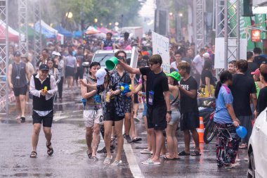 CHIANG MAI, THAILAND - 15 Nisan 2023: Tayland halkı ve turist Chiang mai Songkran festivali, Tayland.