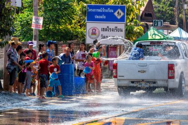 CHIANG MAI, THAILAND - 14 Nisan 2023: Tayland halkı ve turist Chiang mai Songkran festivali, Tayland.