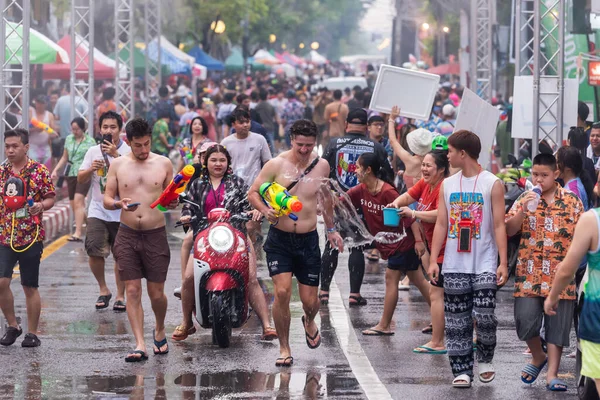 Chiang Mai Tajlandia Kwiecień 2023 Tajlandczycy Turyści Mają Ubaw Pluskając — Zdjęcie stockowe