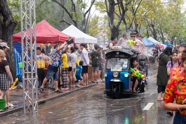 タイのチェンマイ エイプリル社2023年15日 タイの人々と観光客は 毎年通りの周りに水を撒くのが楽しい チェンマイソンクラン祭り — ストック写真