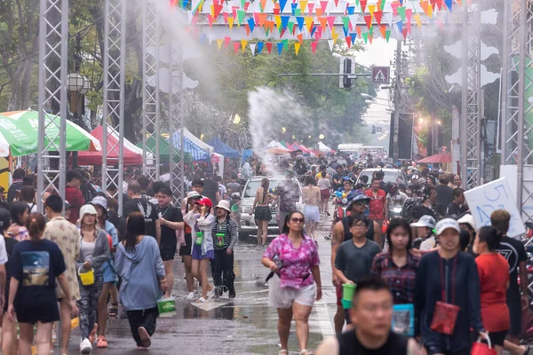 2023年4月15日 泰国人民和游客每年都会在街头泼水 泰国清迈松克兰节 图库图片
