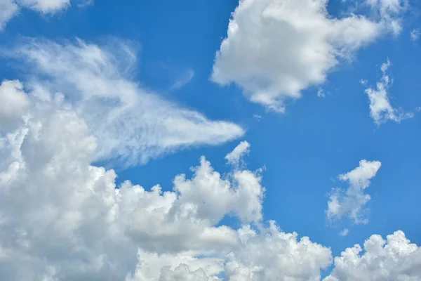 Białe Chmury Tle Błękitnego Nieba Puszyste Puszyste Białe Chmury Tle — Zdjęcie stockowe