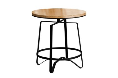 Tahta masa çelik bacaklar, beyaz arka planda izole edilmiş, patikayla çalışıyor..