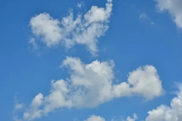 Awan Putih Melawan Langit Biru Untuk Latar Belakang Bengkak Berbulu — Stok Foto