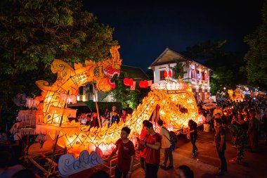 LUANG PRABANG, LAOS - 14 Ekim 2019: Budist ödünç gün sonunda Laos, Luang Prabang fener festivali için geçit töreni