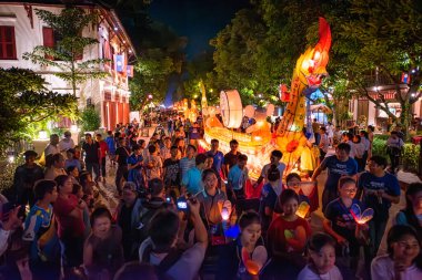 LUANG PRABANG, LAOS - 14 Ekim 2019: Budist ödünç gün sonunda Laos, Luang Prabang fener festivali için geçit töreni