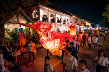 LUANG PRABANG, LAOS - 14 Ekim 2019: Budist ödünç gün sonunda Laos, Luang Prabang fener festivali için geçit töreni