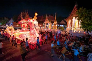 LUANG PRABANG, LAOS - 14 Ekim 2019: Budist ödünç gün sonunda Laos, Luang Prabang fener festivali için geçit töreni