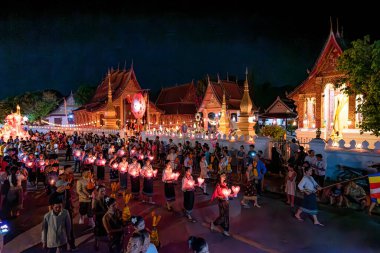 LUANG PRABANG, LAOS - 14 Ekim 2019: Budist ödünç gün sonunda Laos, Luang Prabang fener festivali için geçit töreni