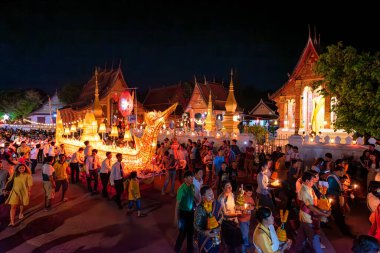 LUANG PRABANG, LAOS - 14 Ekim 2019: Budist ödünç gün sonunda Laos, Luang Prabang fener festivali için geçit töreni