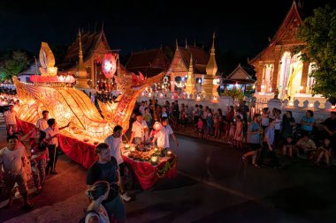 LUANG PRABANG, LAOS - 14 Ekim 2019: Budist ödünç gün sonunda Laos, Luang Prabang fener festivali için geçit töreni