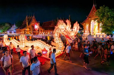 LUANG PRABANG, LAOS - 14 Ekim 2019: Budist ödünç gün sonunda Laos, Luang Prabang fener festivali için geçit töreni