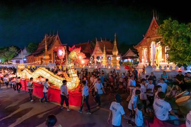 LUANG PRABANG, LAOS - 14 Ekim 2019: Budist ödünç gün sonunda Laos, Luang Prabang fener festivali için geçit töreni
