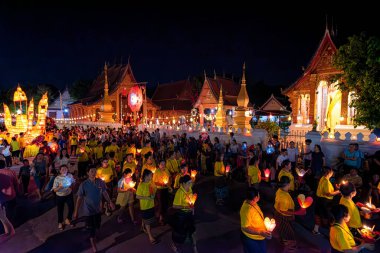 LUANG PRABANG, LAOS - 14 Ekim 2019: Budist ödünç gün sonunda Laos, Luang Prabang fener festivali için geçit töreni