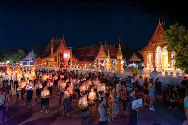 LUANG PRABANG, LAOS - 14 Ekim 2019: Budist ödünç gün sonunda Laos, Luang Prabang fener festivali için geçit töreni